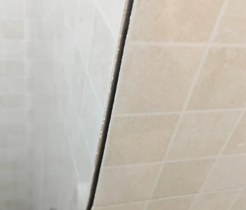 嫩江瓷砖空鼓维修公司分享阳台瓷砖脱落的修复过程可以分为以下几个步骤